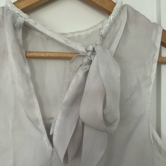 #90 🌺 5/$30 🌺 White Beaded neckline sleeveless top with tie back - Picture 5 of 8